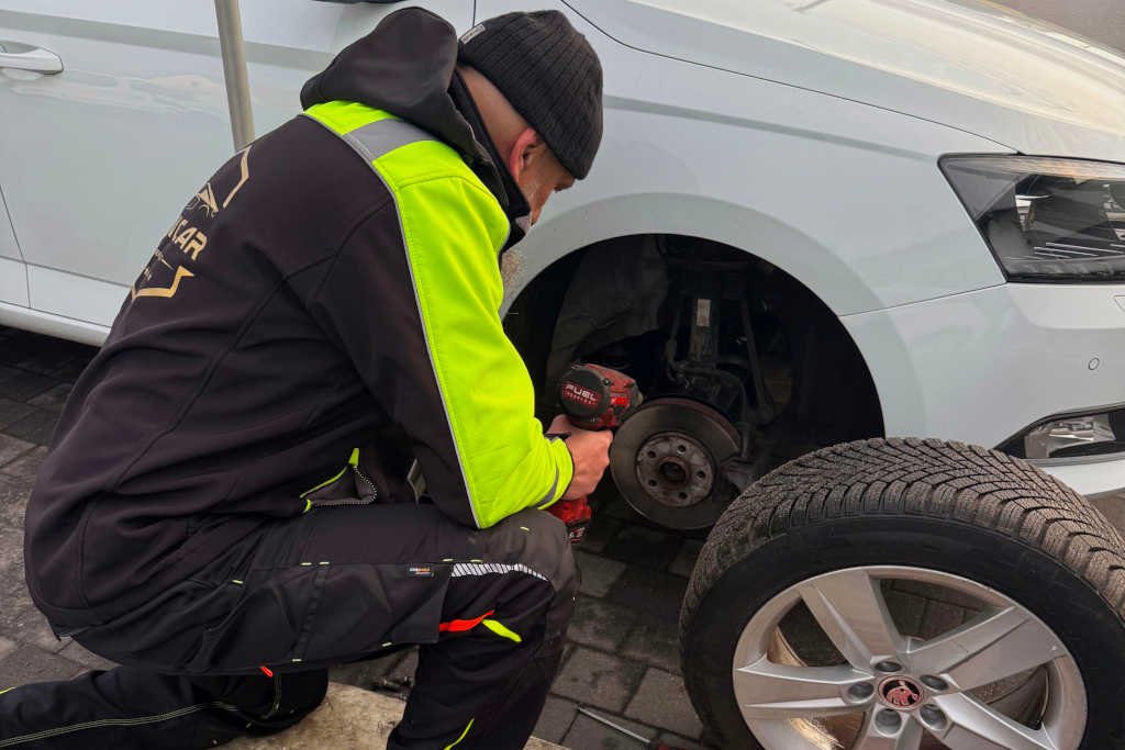 Wymiana koła na drodze 24/7 Monachium